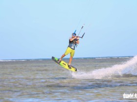 Image: Kite boarders gravitate to south-central Vietnam