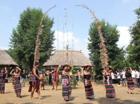 Image: Sacred tree of the Co Tu people