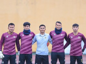 Image: Goalkeeper coach Nguyen The Anh wears gloves and rolls with Hanoi gamers