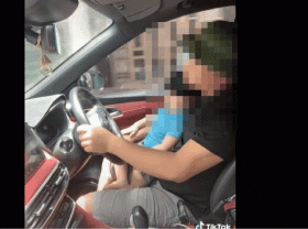 Image: The father who showed a clip of driving a car with his son thought he was praised by the world but ended up being ‘stoned’ vehemently