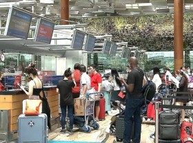 Image: Vietnam Airlines flight carries first foreign tourists after fully reopening border
