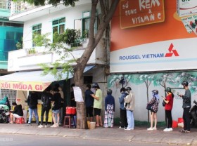 Image: Wait an hour to buy fried chicken rice