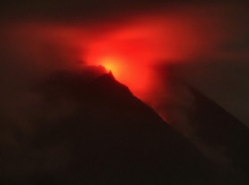 Image: Indonesia's Merapi spews out volcanic lava and ash, hundreds evacuate
