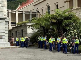 Image: New Zealand police move to end anti-vaccine mandate protests