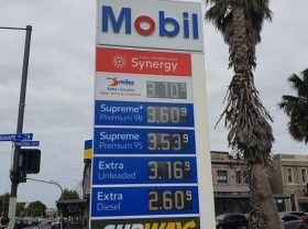 Image: New Zealanders queue for petrol as price hikes