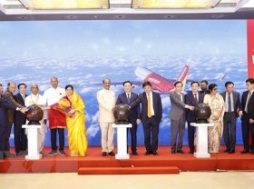 Image: NA Chairman, Indian lower house speaker witness launch of new Vietnam-India air routes