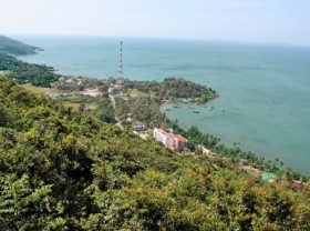 Image: Carrying a backpack at the weekend to explore Ha Tien Mountain of Lights