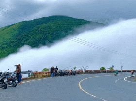 Image: Going down Hai Van pass suddenly caught sight of the “cloud waterfall” flowing down, a beautiful moment