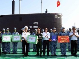 Image: Gifts presented to Truong Sa soldiers, citizens