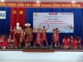 Image: Lao, Cambodian students mark traditional New Year in Kon Tum province