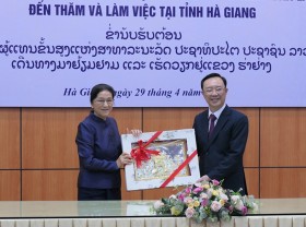 Image: Lao Vice President Pany Yathotou works with Ha Giang leaders