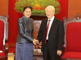 Image: Vietnam gives highest priority to relations with Laos: Party chief