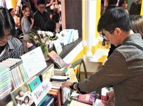 Image: Vietnamese students gather at book festival in Moscow