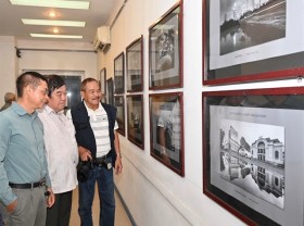 Image: Photo exhibit features black-white art