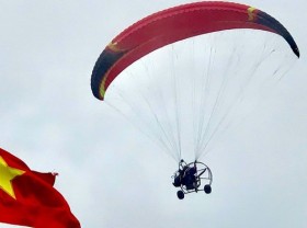 Image: Lai Chau holds third Open Putaleng Paragliding Tournament