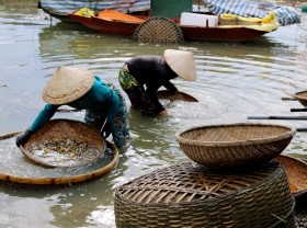 Image: The profession of cooking mussels by the La River