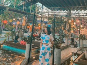 Image: Koi fish cafes in Saigon have a beautiful space with schools of expensive Koi fish  