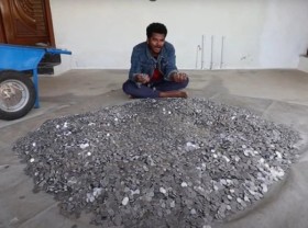 Image: Play like a 29-year-old younger man, carrying a truck with cash to purchase a dream motorbike