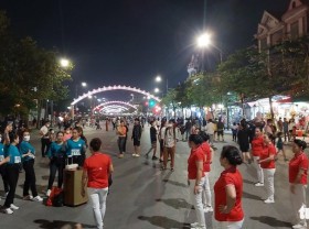 Image: North-central Vietnamese province attracts thousands of visitors to its pedestrian zone, tourism festival