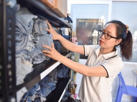 Image: This Vietnamese woman is transforming old denim into magnificent bags