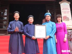 Image: Thua Thien-Hue receives two Nguyen dynasty artifacts