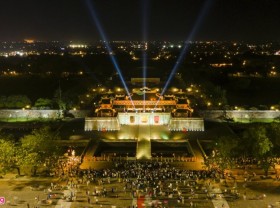 Image: Tourists crowded to see the night street in Hue Imperial Citadel