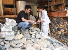 Image: Vietnamese couple run business of pebble paintings