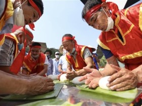 Image: Tourists flock to Hùng Kings' Temple for festival