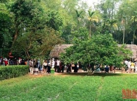 Image: Tourism bustle during Hung Kings commemoration holiday