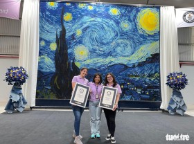 Image: Vietnamese quilling painting sets Guinness World Record