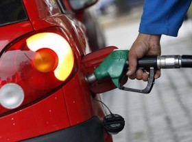 Image: Mexico suspends gasoline subsidy as US drivers cross border for deals