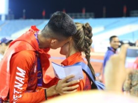 Image: Long jump champ proposes to girlfriend