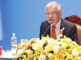Image: Former UN Resident Coordinator in Vietnam promises to share development experience