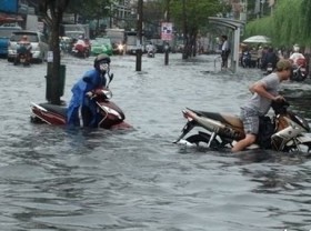 Image: Hanoi is about to rain once more: Bikes are flooded, what must be executed in the midst of the engine?