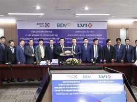 Image: NA Chairman visits Lao - Viet Bank in Vientiane