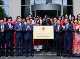 Image: PM meets Vietnamese embassy officials, community in US