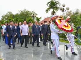 Image: President pays tribute to Dien Bien Phu soldiers