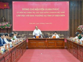 Image: President works with Dien Bien province's leaders