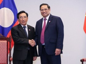 Image: Prime Minister Pham Minh Chinh meets Lao counterpart in US