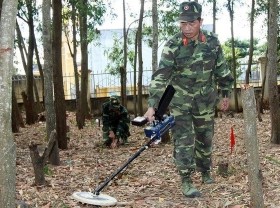 Image: Quang Binh works hard on bomb and mine clearance