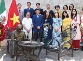Image: Tribute for late President Ho Chi Minh continues overseas