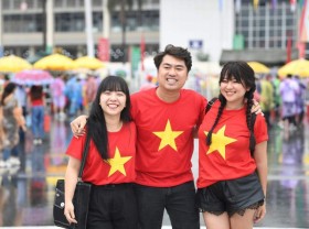 Image: See the beautiful female fans cheering for U23 Vietnam: It’s raining but the air is hotter than ever!