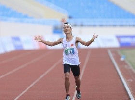 Image: Marathoner wins historic gold for Vietnam at SEA Games 31