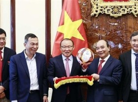 Image: President Nguyen Xuan Phuc receives football coaches