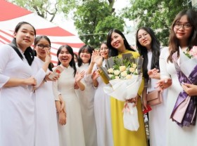 Image: Students say farewell to their high school years