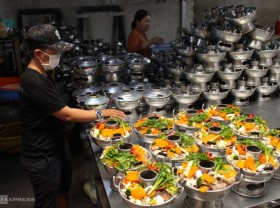 Image: The restaurant attracts customers thanks to Western wedding dishes