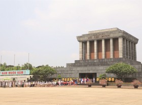 Image: Thousands visit Hồ Chí Minh Mausoleum on 132nd anniversary of birth
