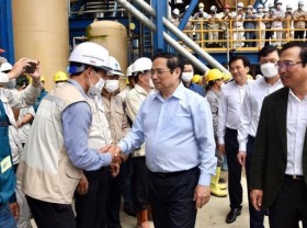 Image: PM tours socio-economic establishments in Thai Binh