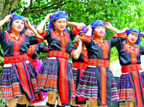 Image: H’Mong girls’ scarf dance