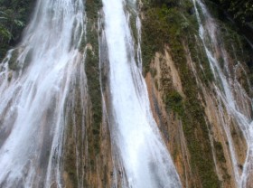 Image: If you want to visit the waterfall, you must take a boat